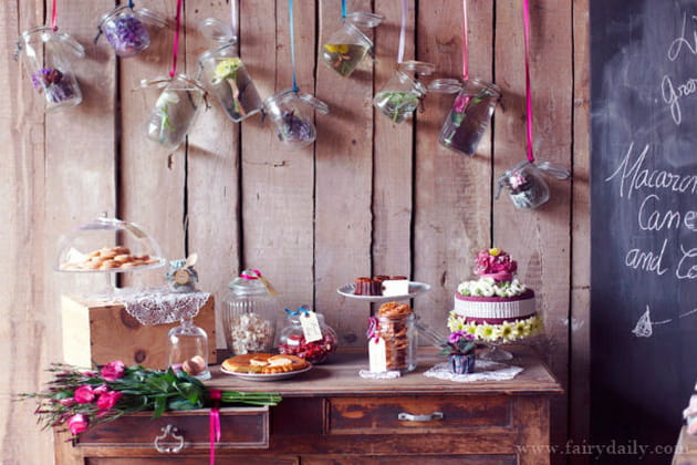 Déco de mariage rustique chic : des fleurs dans des bocaux