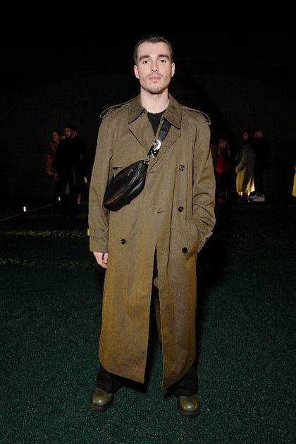 Corey Mylchreest en trench ouvert et banane noire