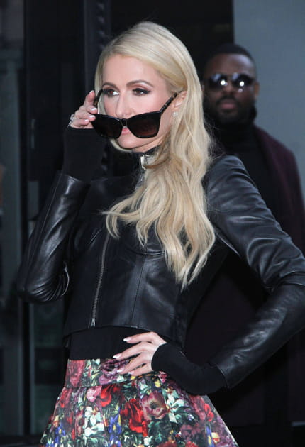 Paris Hilton fait de l'œil