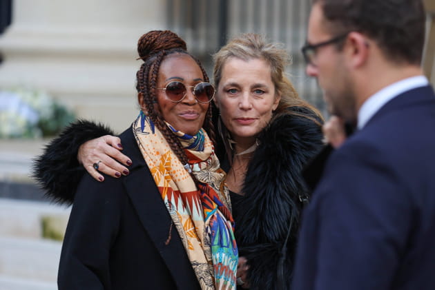 Obs&egrave;ques de Michel Blanc&nbsp;: l'actrice Sophie Duez et la chanteuse Mimi F&eacute;lixine se soutiennent