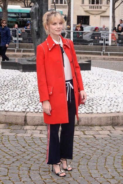 Mélanie Laurent en manteau rouge et sandales à brides