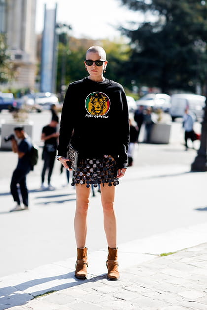 Dree Hemingway en jupe et sweatshirt noir imprim&eacute; Paco Rabanne