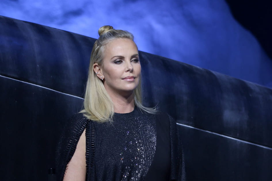 Le demi-bun de Charlize Theron