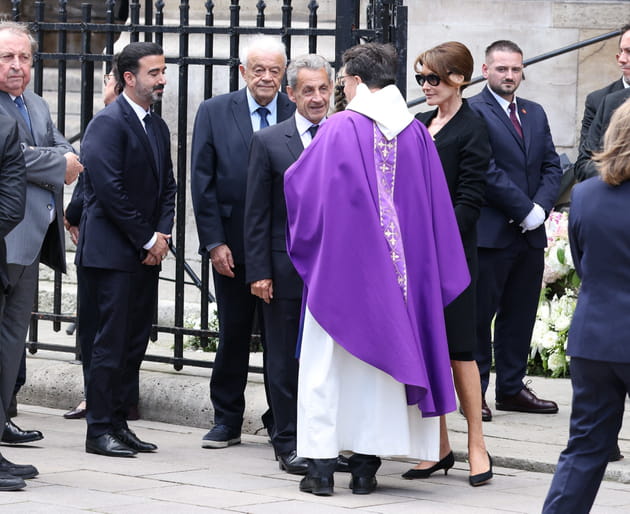 Nicolas Sarkozy et Carla Bruni, devant la basilique avant les obsèques de Bernadette Chirac