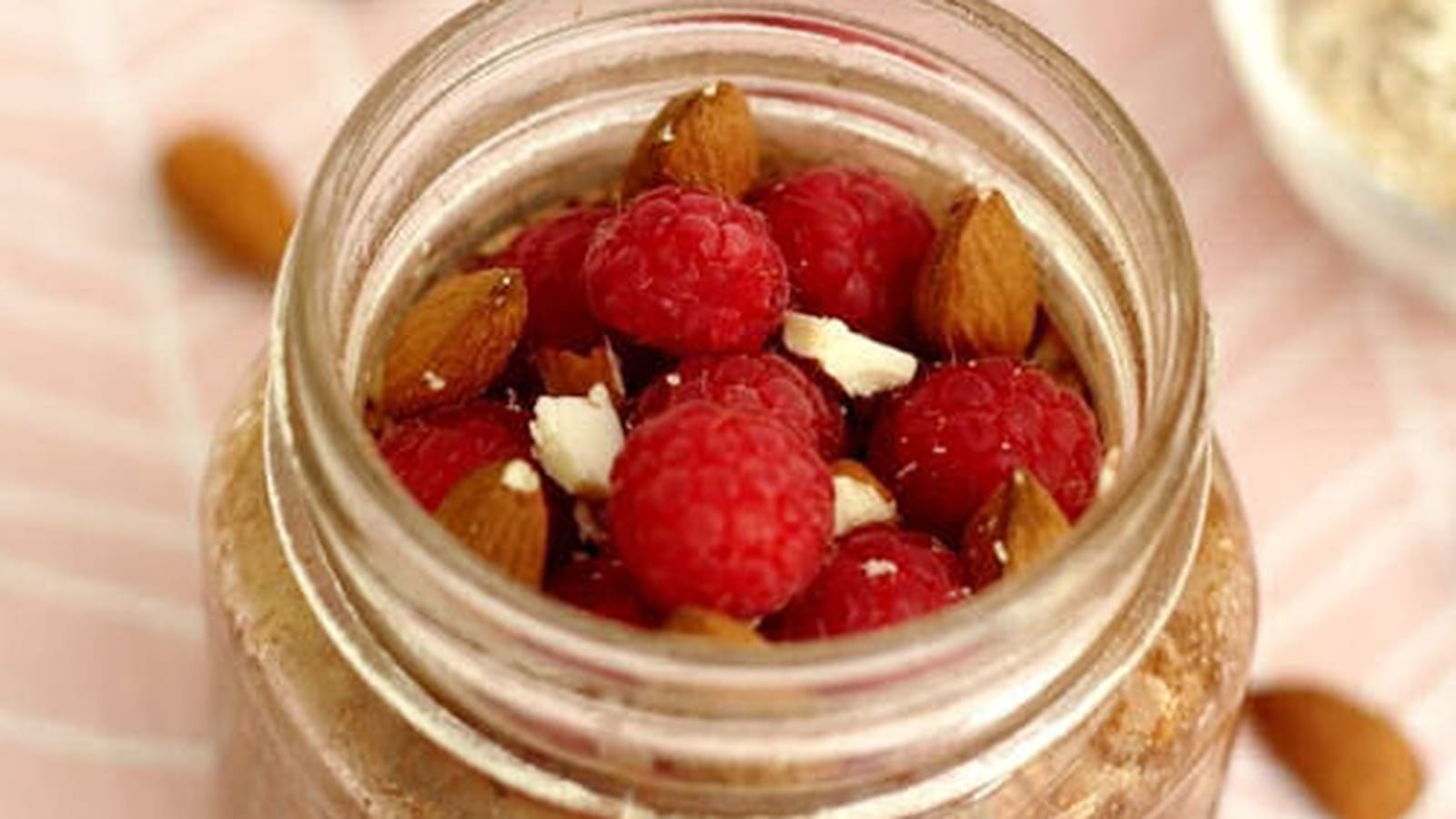 Porridge sans cuisson, cacao, framboises et amandes