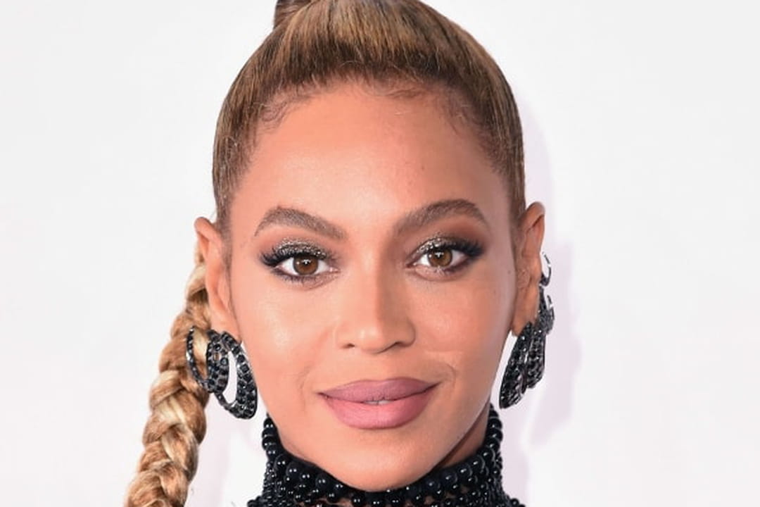 Beyoncé passait le balais dans un salon de coiffure