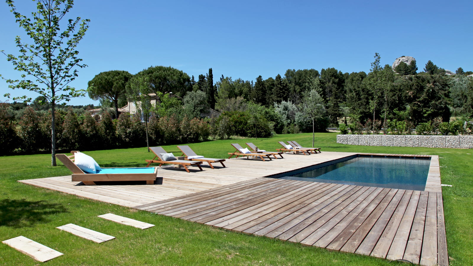 Plage de piscine en bois