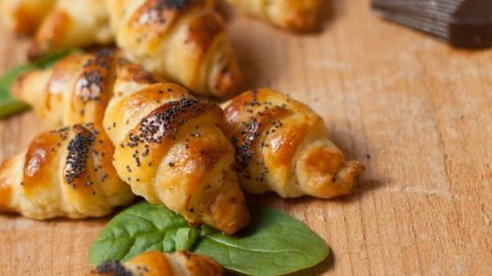 Croissants apéritifs au jambon, basilic et fromage frais