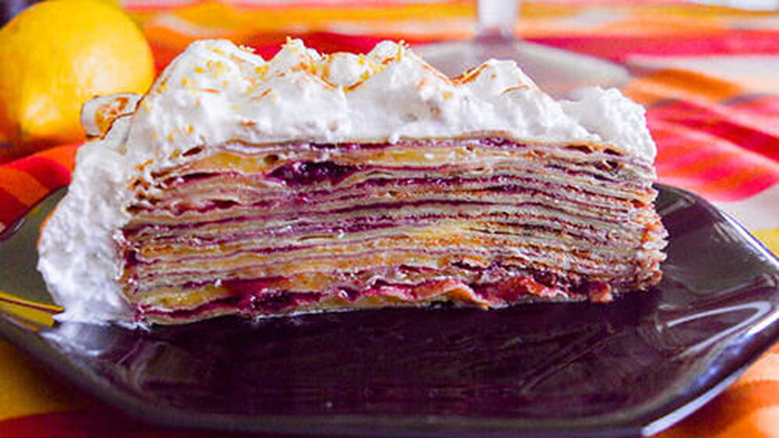 Gâteau de crêpes citron, cassis & framboises