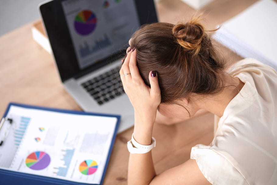 Charge mentale au boulot : les femmes, premières touchées