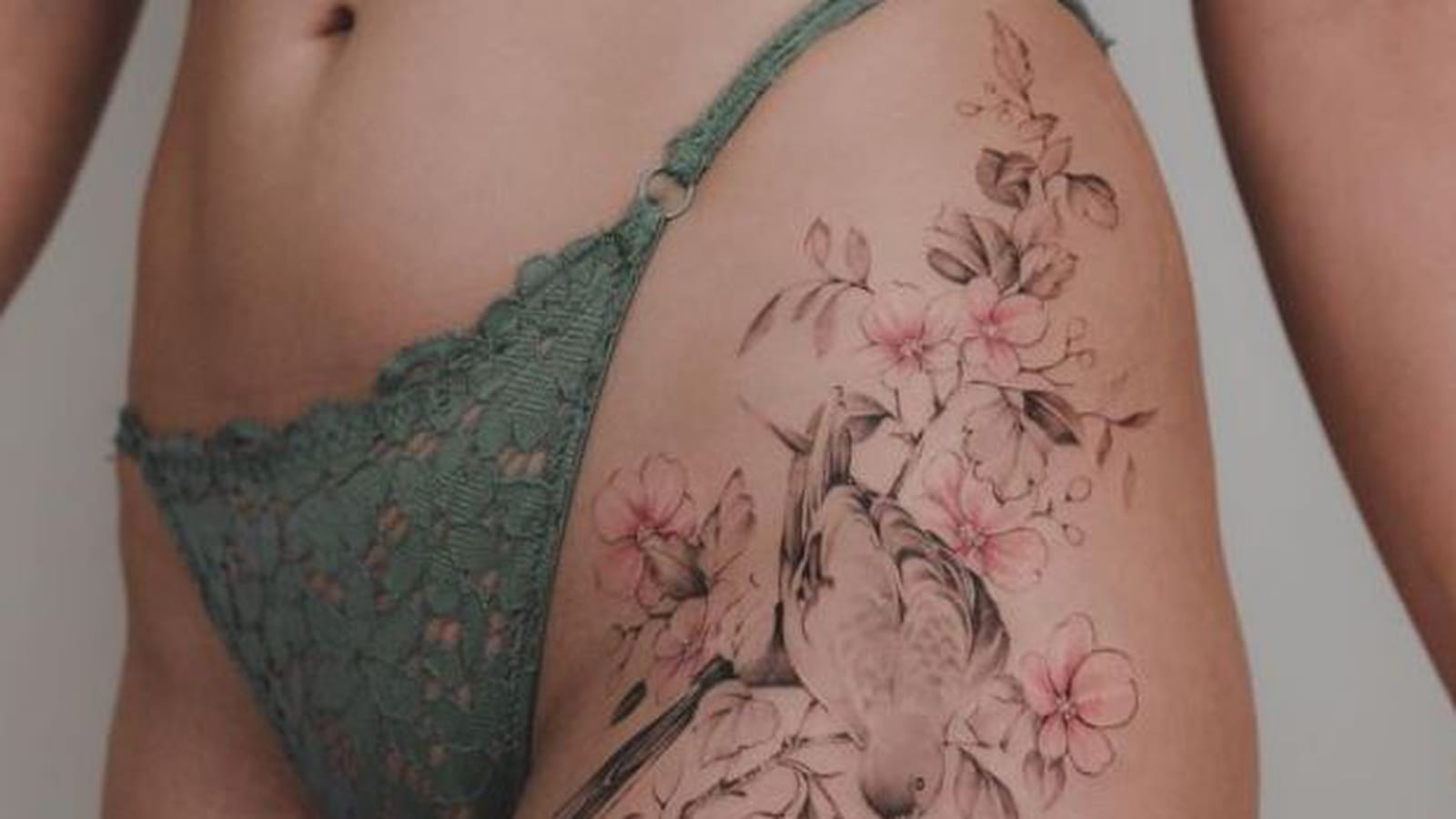 L'oiseau et les fleurs romantiques