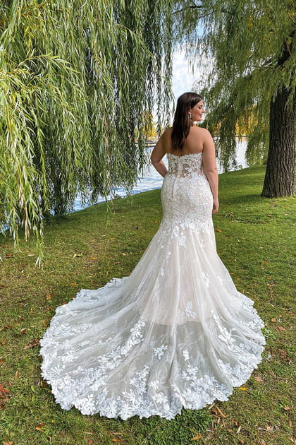 Une robe de mariée avec une traîne