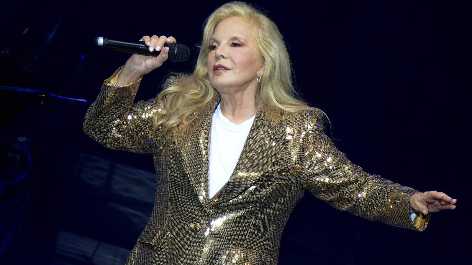 Sylvie Vartan et son maquillage rosé