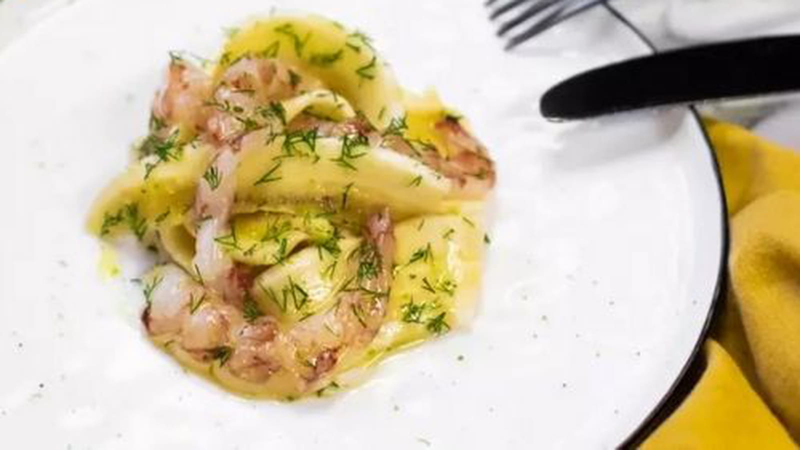 Bananes râpées à cru, gambas, coriandre, aneth et citron vert
