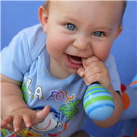 quand il fait ses dents, le bébé a besoin de mâchouiller sans arrêt.