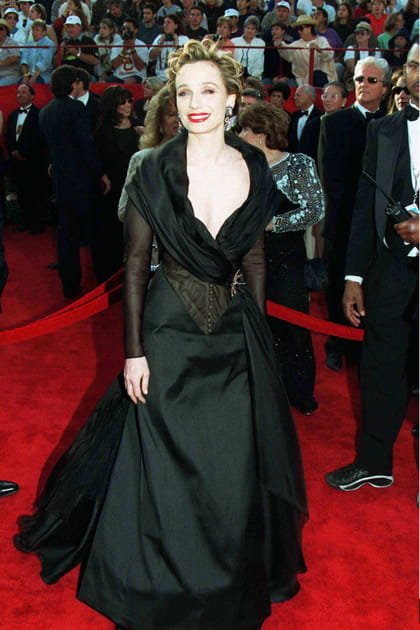 Avant&nbsp;: Kristin Scott Thomas &agrave; 36&nbsp;ans en robe noire à col fantaisie