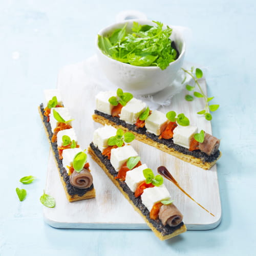 Feuilleté au Carré Frais en tapenade, basilic et caramel de vinaigre balsamique