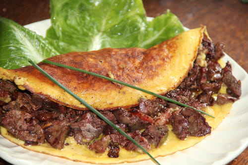 Omelette aux foies de volaille confits, échalotes, moutarde et balsamique