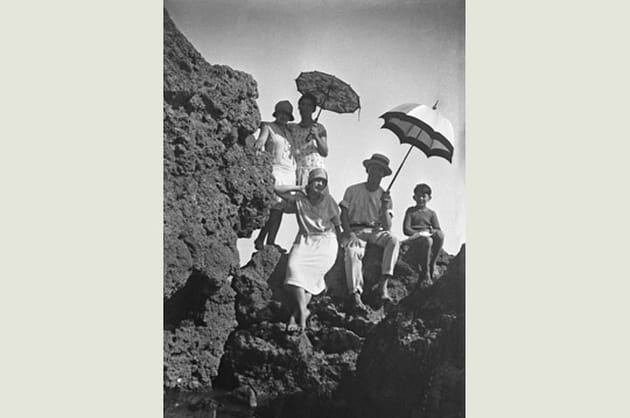 Famille dans les rochers du Pays Basque