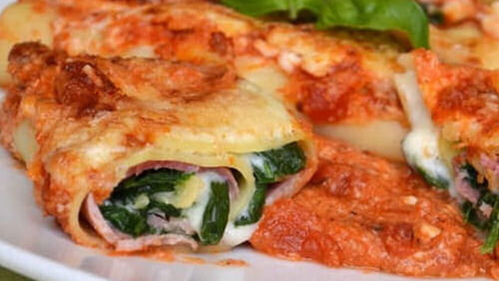 Lasagne bolognaise roulée au jambon et épinards, béchamel au parmesan
