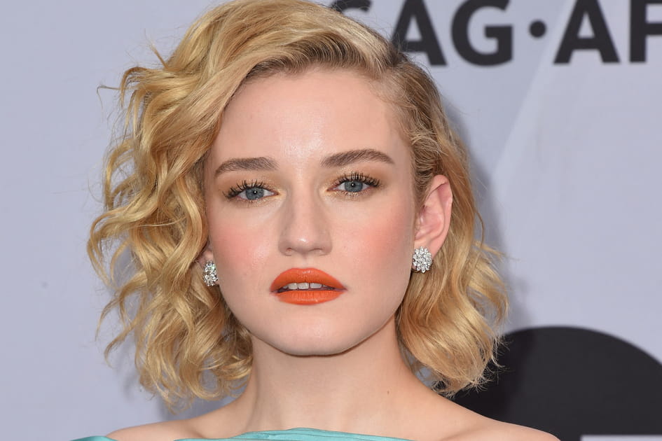 Les cheveux boucl&eacute;s au carr&eacute; de Julia Garner