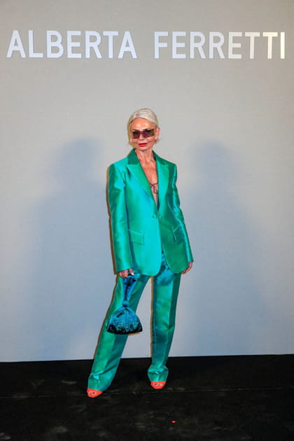 Grece Ghanem en ensemble blazer et pantalon color&eacute; au d&eacute;fil&eacute; Alberta Ferretti