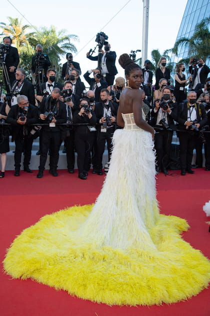 Jodie Turner-Smith en robe &agrave; plumes