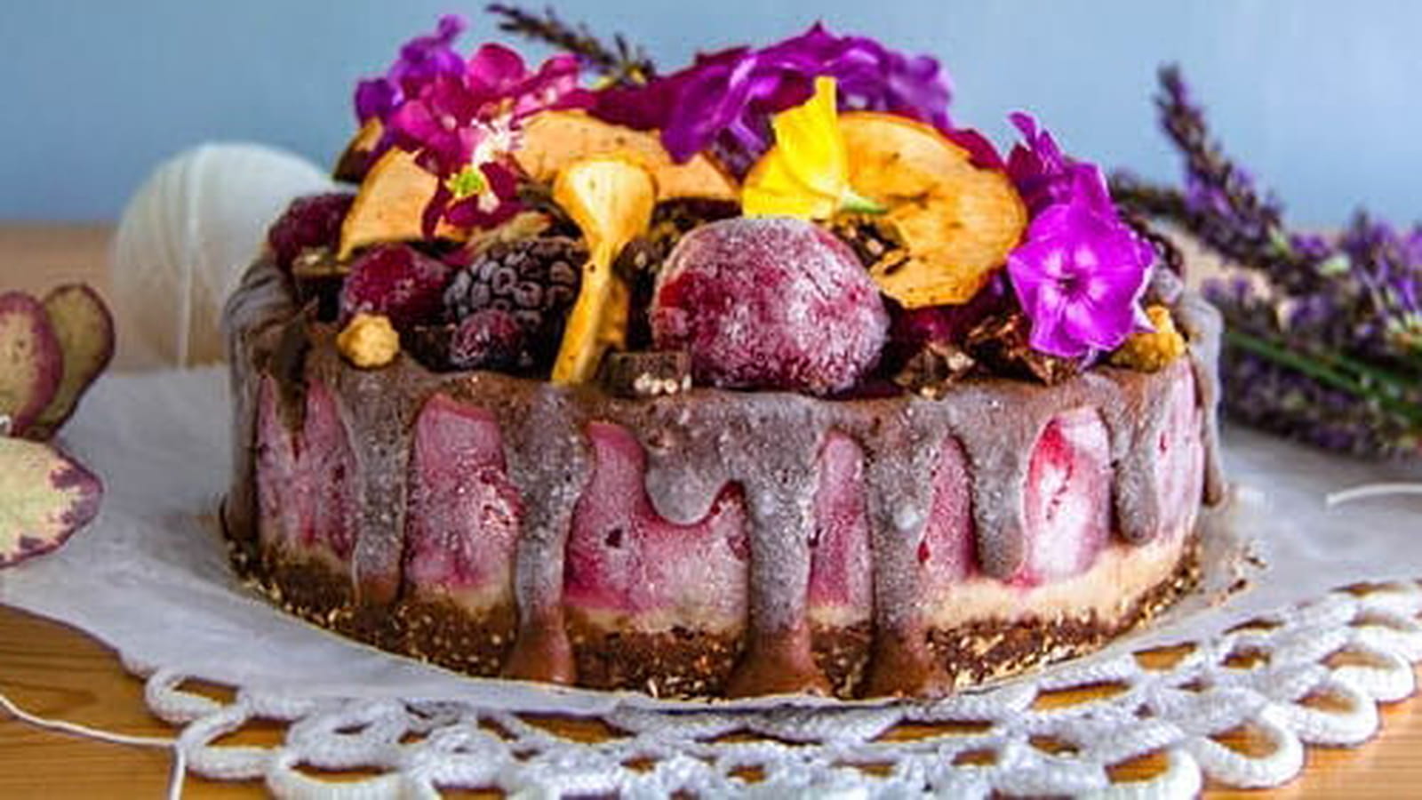 Cheesecake cru au cacao, fraise et banane