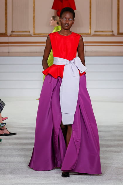 Top rouge et jupe fendue violette aper&ccedil;us sur le d&eacute;fil&eacute; Carolina Herrera