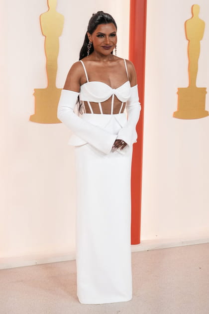 Mindy Kaling en robe blanche à détails bustier Vera Wang