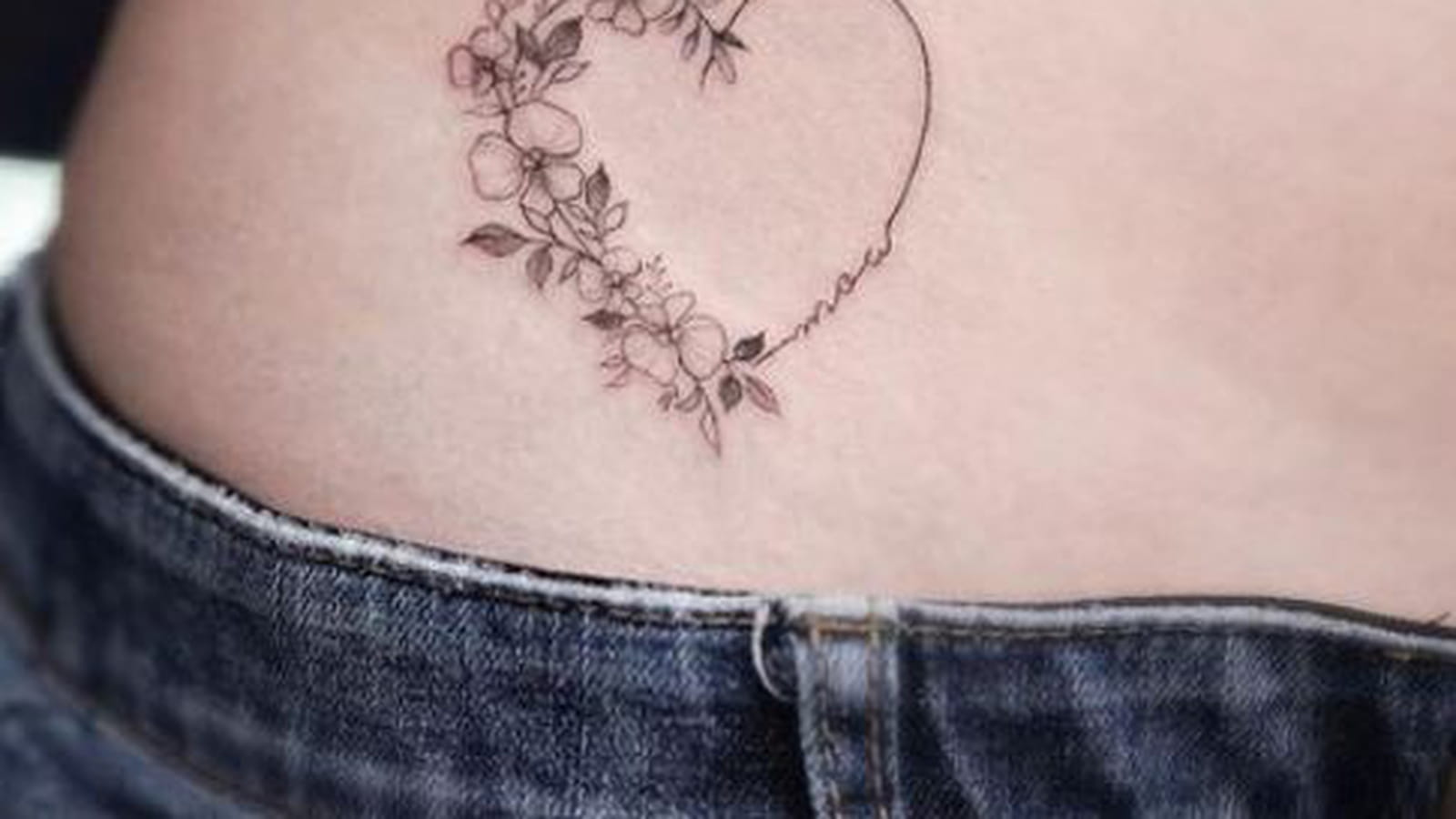 Coeur et fleurs sur l'aine