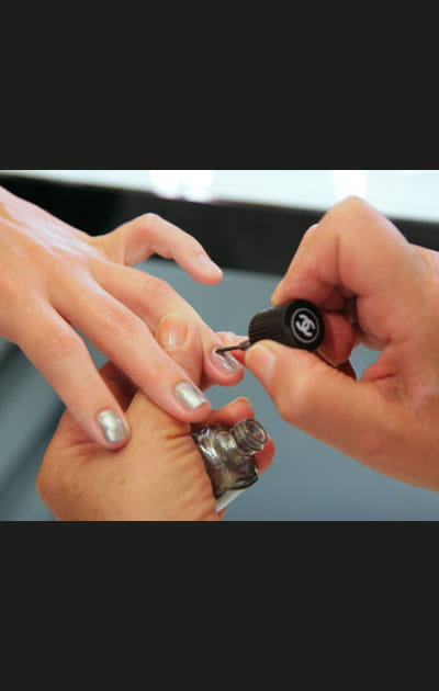 La pose du vernis au centre de l'ongle