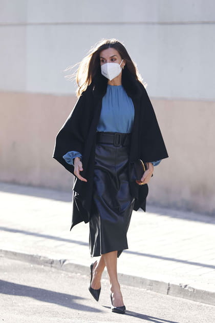 Letizia d'Espagne en jupe façon cuir et manteau noir