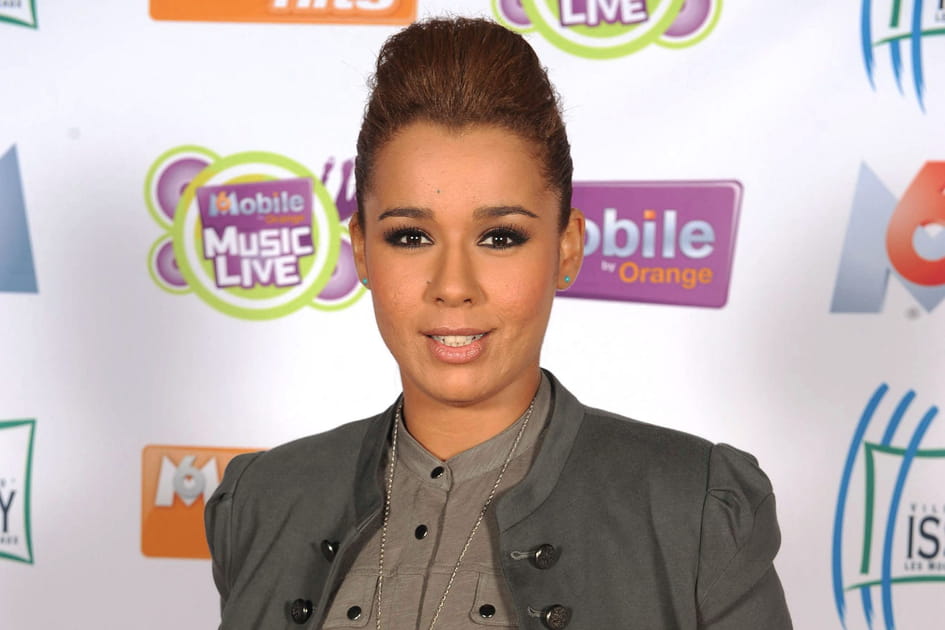 Chim&egrave;ne Badi, rebelle avec sa coiffure rock et son eyeliner noir