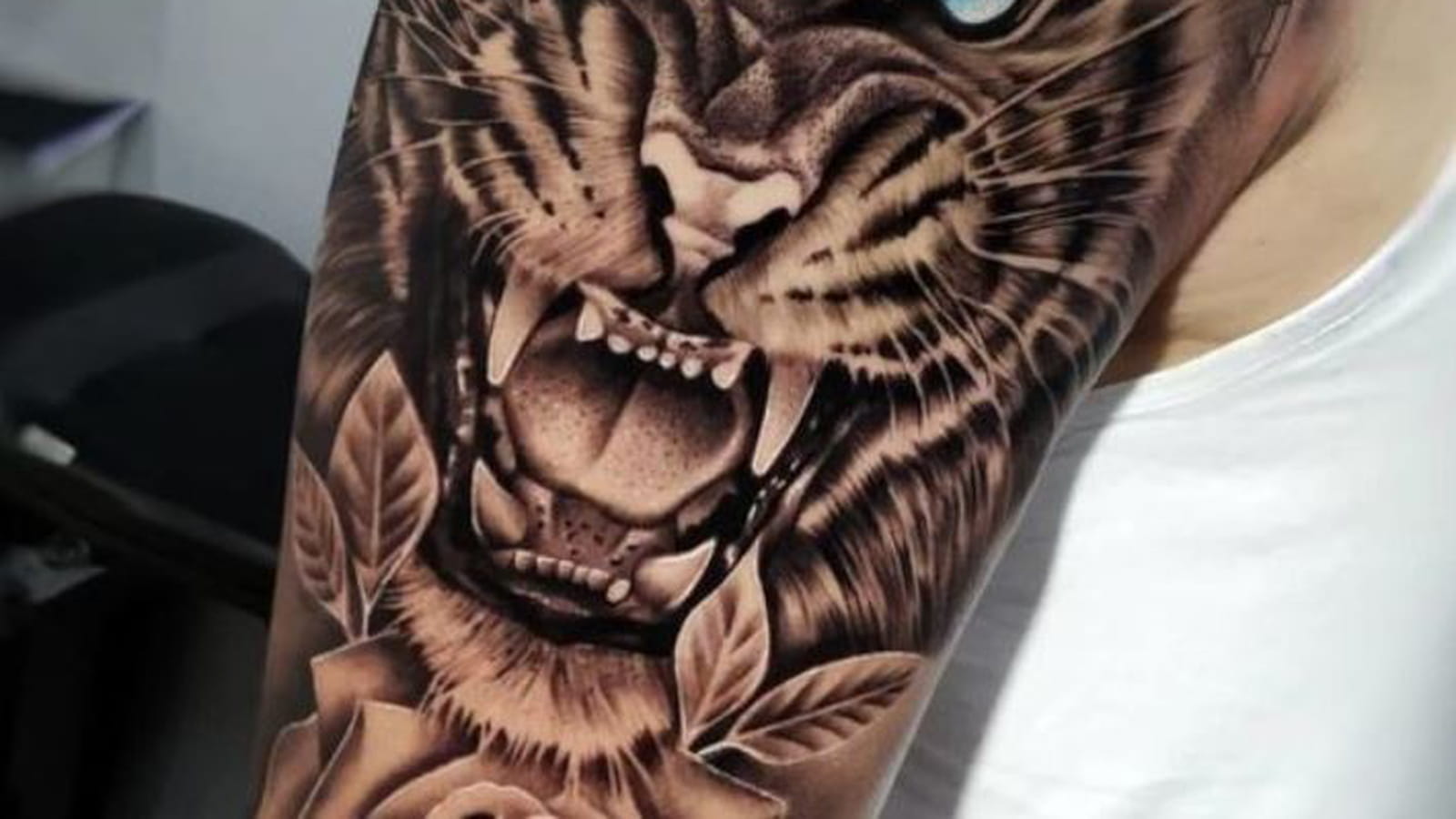 Tigre féroce sur le bras
