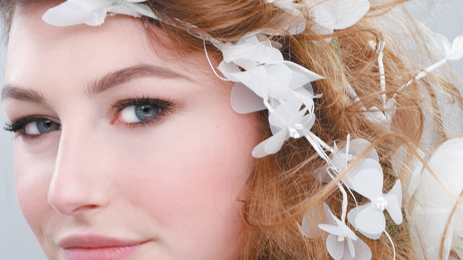 Des perles et des fleurs blanches