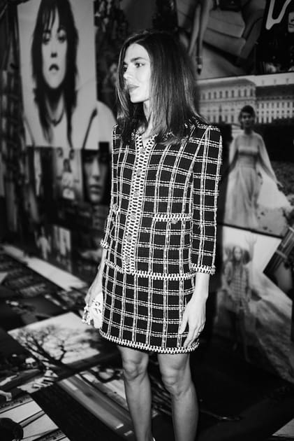 Charlotte Casiraghi en tailleur en tweed au d&eacute;fil&eacute; Chanel printemps-&eacute;t&eacute; 2023