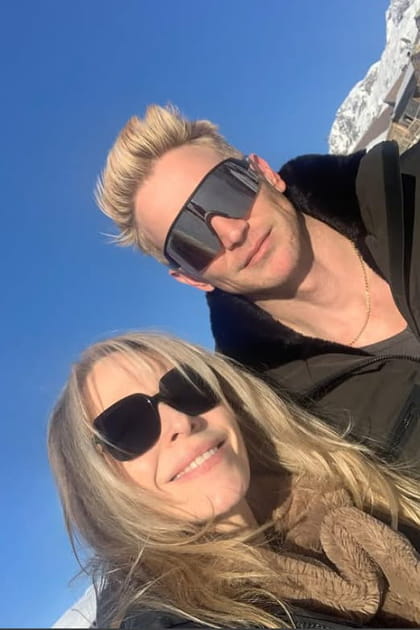 &Agrave; 56&nbsp;ans, Tonya Kinzinger rayonne avec sa frange a&eacute;rienne