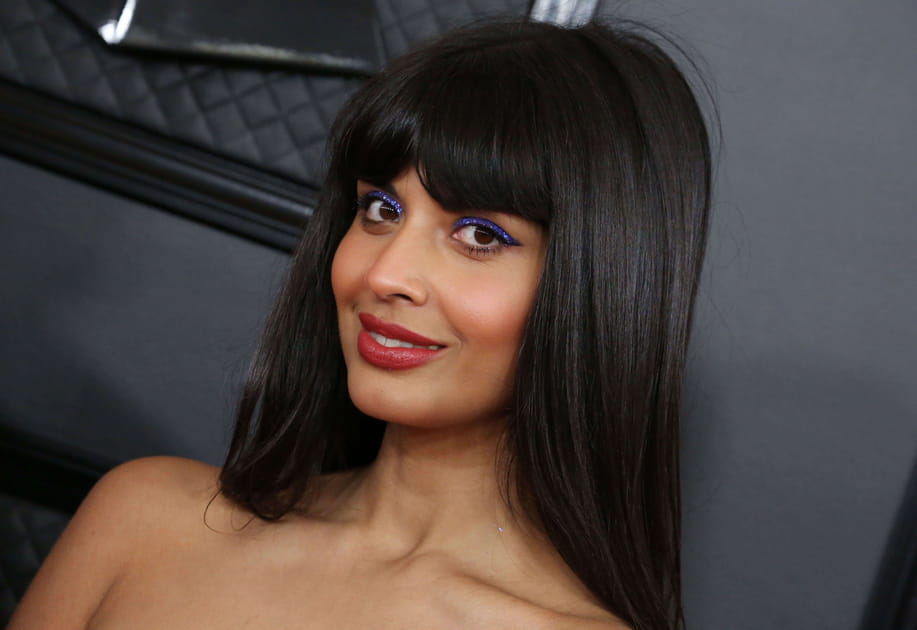 Jameela Jamil et son trait d'eye-liner bleu paillet&eacute;