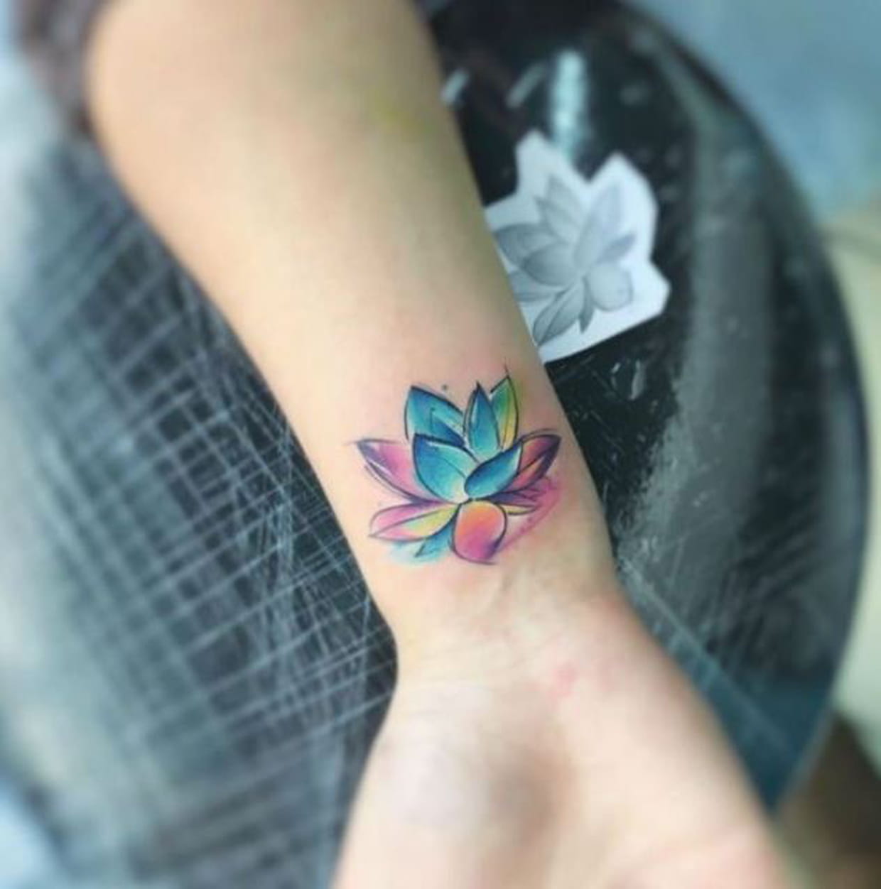 Fleur De Lotus Tatouage Poignet Fleur de lotus aquarelle sur le poignet