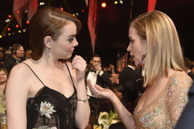 Emma Stone et Emma Roberts tentent de communiquer aux Screen Actors Guild Awards. 