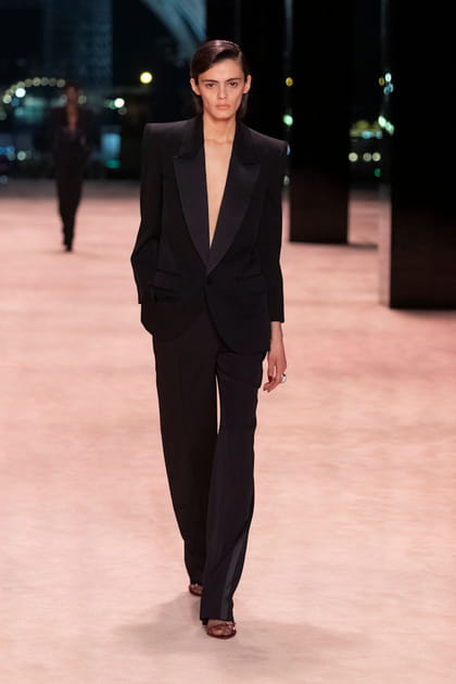 D&eacute;fil&eacute; Saint Laurent automne-hiver 2022-2023