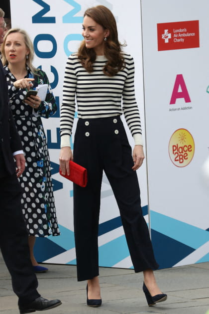 Kate Middleton&nbsp;en marini&egrave;re et pantalon noir