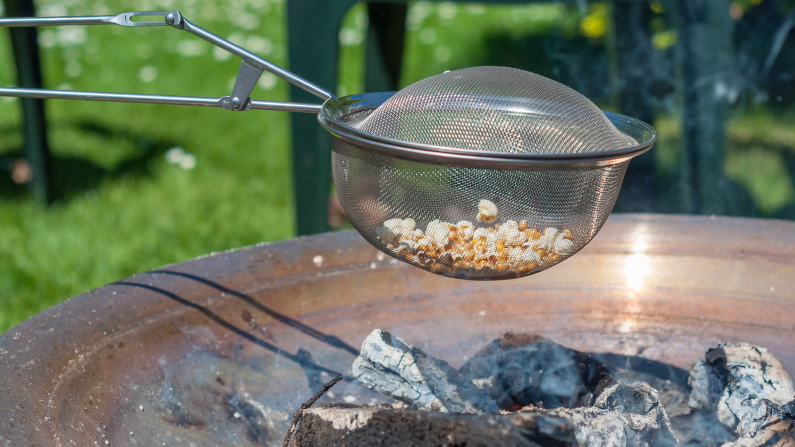 Griller des pop corn dans une passoire