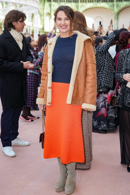 Virginie Ledoyen en jupe orange et veste en peau retournée