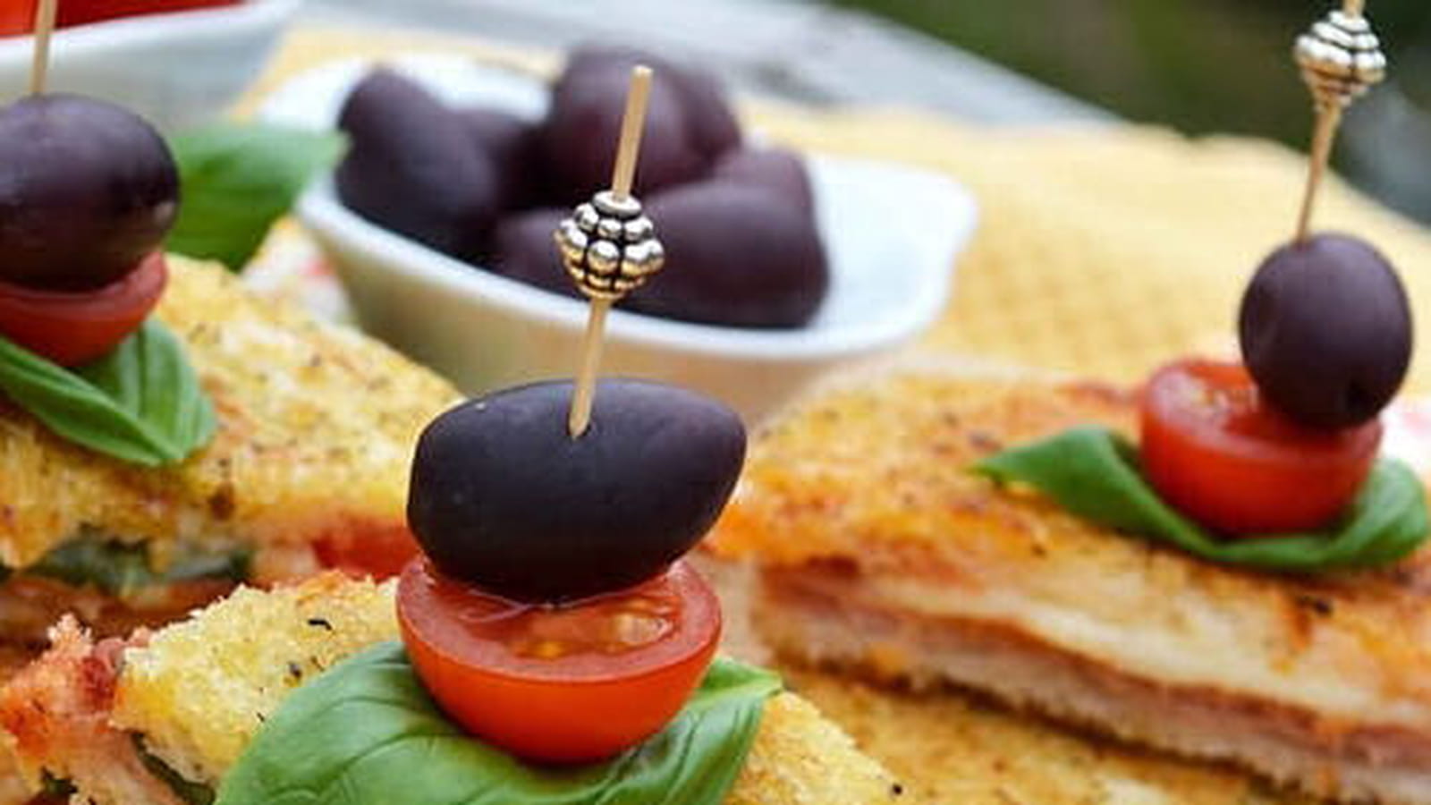 Croques apéritifs au jambon, mozzarella, tomates cerise, basilic et origan