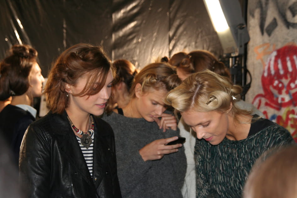 Backstage coiffure d&eacute;fil&eacute; Anthony Vaccarello&nbsp;: compte &agrave; rebours