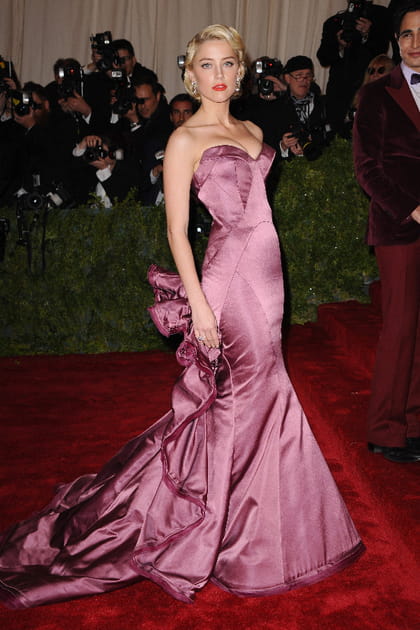 Amber Heard en robe rose à traîne et bustier