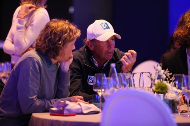 Alex Lutz en pleine discussion avec Philippe Rozier