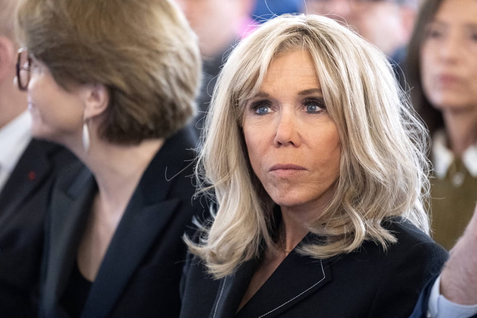 Le mi-long textur&eacute; de Brigitte Macron